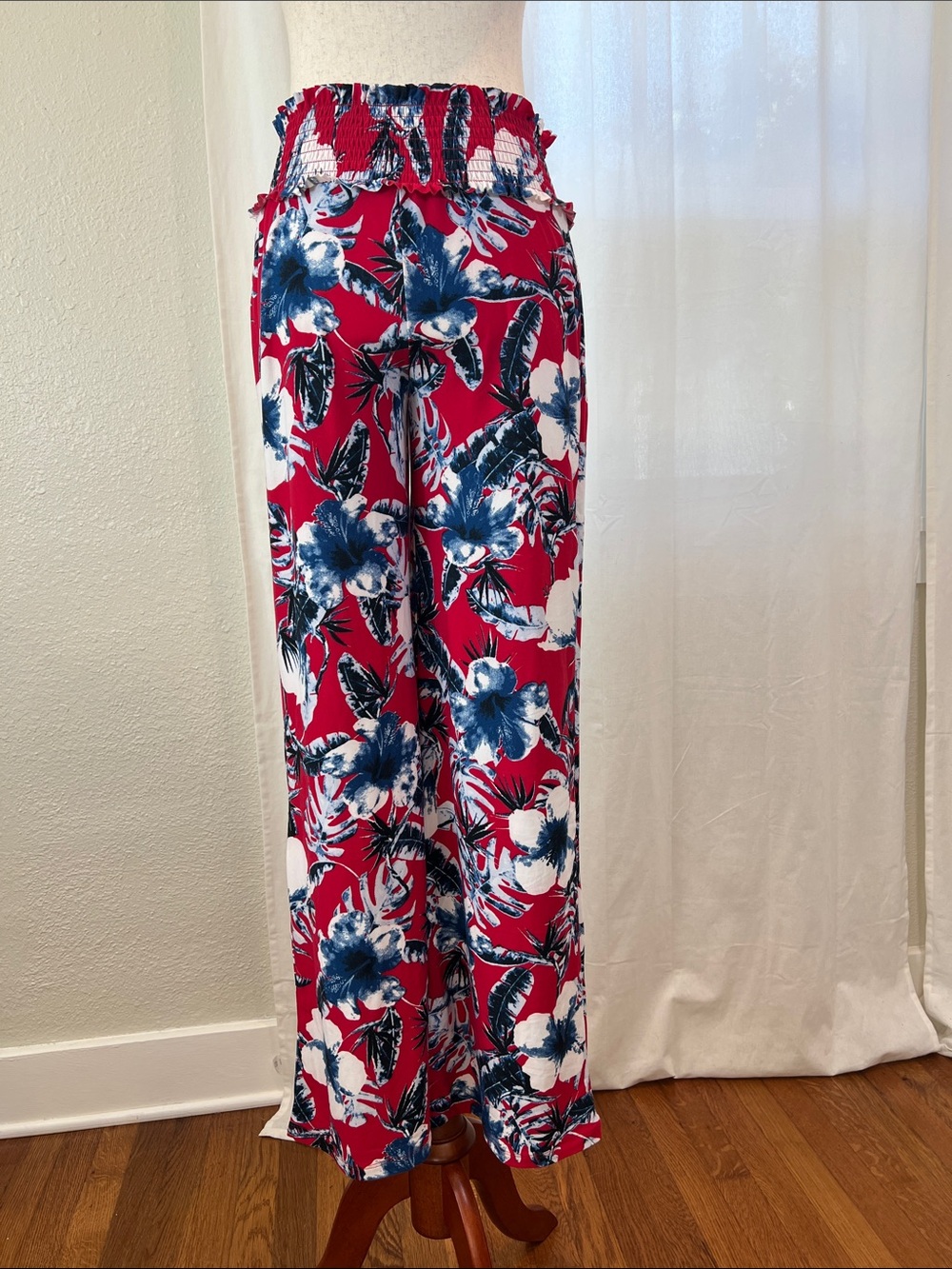 Love By Design Red Straight-Leg Tropical Print Pants. Size M. NWT